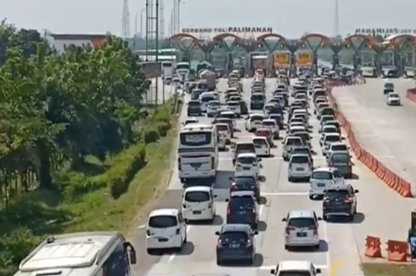 Ribuan Kendaraan Antre Mengular Panjang di Gate Tol Palimanan