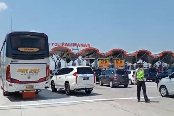 Ribuan Kendaraan Antre Mengular Panjang di Gate Tol Palimanan