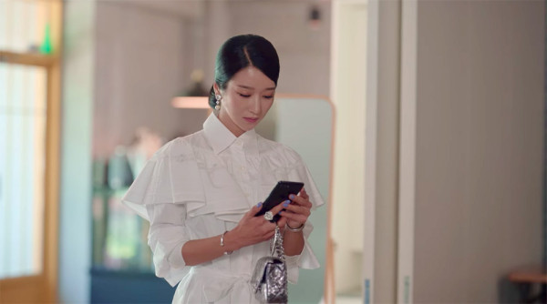 Outfit Seo Ye-Ji saat Foto Keluarga Jadi yang Termahal Sejauh Ini dalam IOTNBO, Ini Rincian Harganya