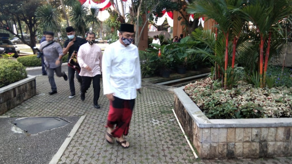 Anies dan Ariza Kompak Laksanakan Salat Idul Adha di Masjid Fatahillah
