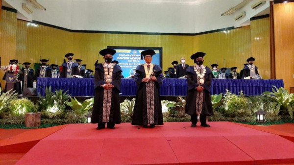 Hasto Wardoyo Terima Gelar Doktor Honoris Causa dari UNY