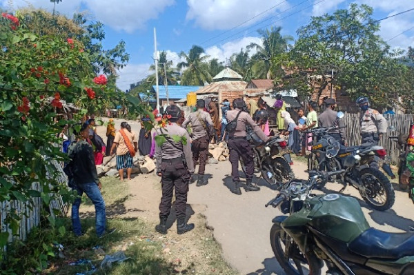 Warga 2 Desa di Bima Bentrok, 3 Rumah Ludes Dibakar