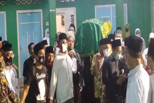 Hingga Tengah Malam, Pelayat Masih Banjiri Makam Gus Im