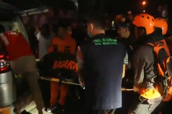 Dramatis, Evakuasi Sopir Bus Sugeng Rahayu yang Tewas Akibat Menabrak Dinding