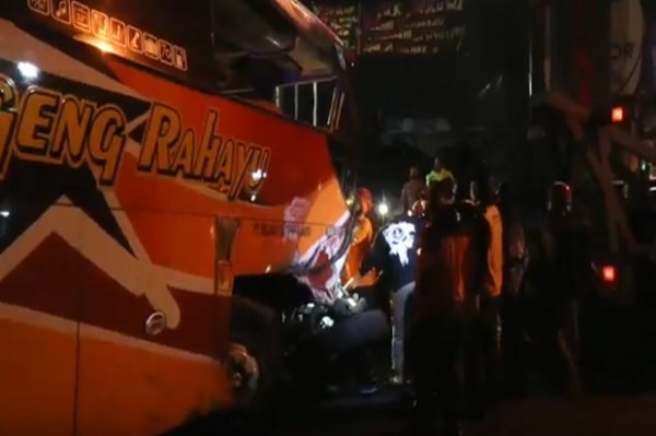 Dramatis, Evakuasi Sopir Bus Sugeng Rahayu yang Tewas Akibat Menabrak Dinding