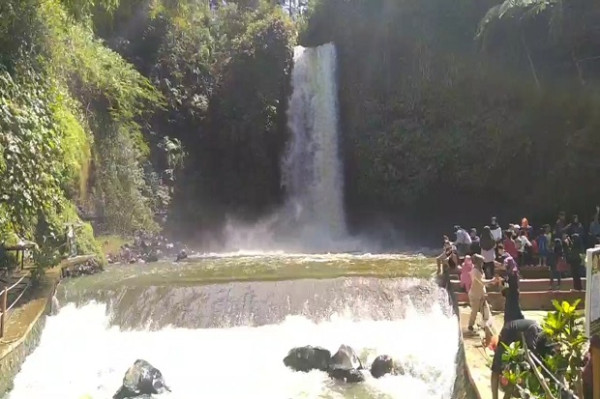 Curug Bangkong Kuningan Diserbu Pengunjung Saat Libur Idul Adha