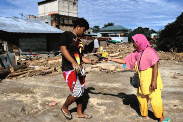 Telepon Gratis Telkomsel Lancarkan Komunikasi Korban Bencana Masamba