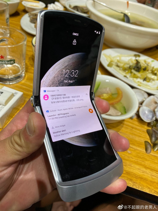 Foto Wujud Motorola RAZR 5G Perlihatkan Dagu Didesain Ulang