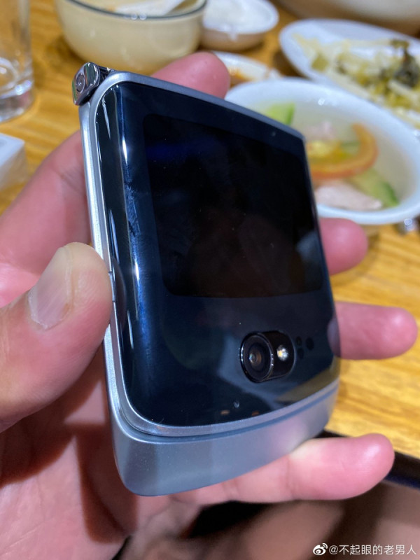 Foto Wujud Motorola RAZR 5G Perlihatkan Dagu Didesain Ulang