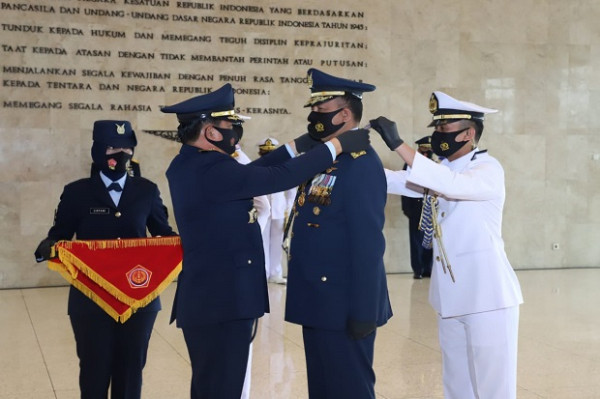 Panglima TNI Sematkan Bintang Angkatan Kelas Utama kepada KSAL dan KSAU