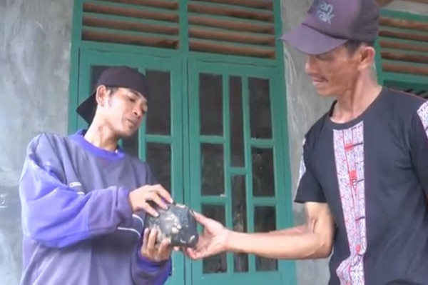 Batu Hitam Diduga Meteor yang Menimpa Rumah Warga Ditawar Rp1 Miliar