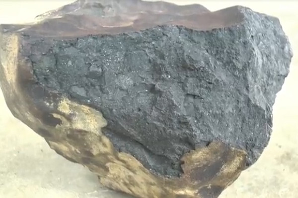 Batu Hitam Diduga Meteor yang Menimpa Rumah Warga Ditawar Rp1 Miliar