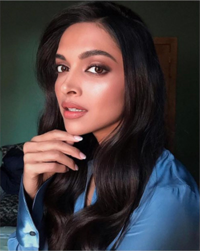Selebriti pun Terpikat Tren Makeup Terracotta
