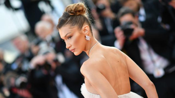 Bella Hadid Ungkap Betapa Merananya Kondisi Model Kulit Berwarna di Industri