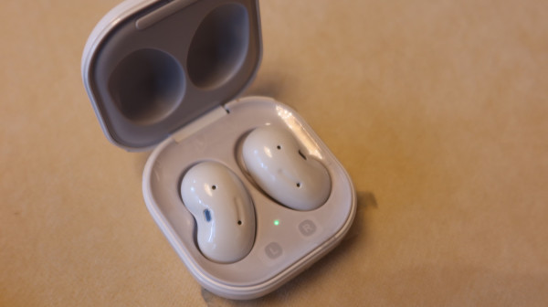 Kesan Pertama Earphone ”Kacang Mede” Galaxy Buds Live