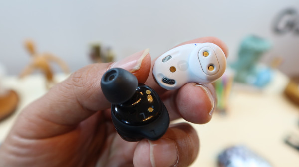 Kesan Pertama Earphone ”Kacang Mede” Galaxy Buds Live