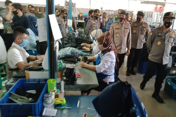 Kabaharkam Tinjau Produsen Sepatu Polri, Pastikan Produksi Tak Terganggu COVID