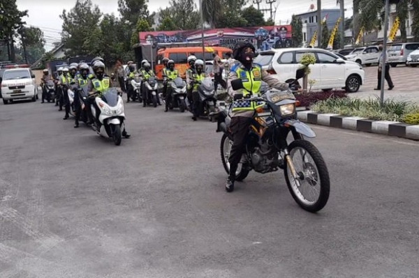 Polwan Cantik Antar Sembako Naik Motor Trail Trabas Lereng Galunggung