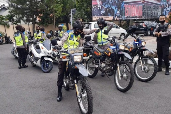 Polwan Cantik Antar Sembako Naik Motor Trail Trabas Lereng Galunggung