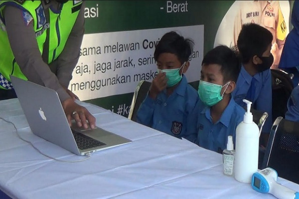 Melihat Antusias Siswa SD saat Sekolah Daring di Pos Polisi Trunojoyo Sampang