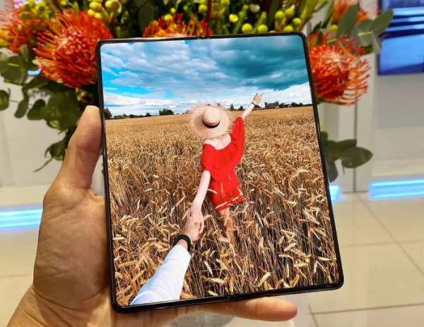 Lihat, Ini Foto Pertama dari Galaxy Z Fold3 dengan Kamera di Dalam Layar