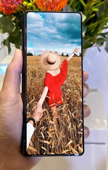 Lihat, Ini Foto Pertama dari Galaxy Z Fold3 dengan Kamera di Dalam Layar