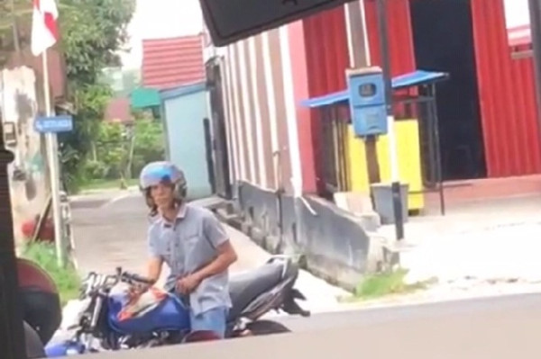 Astaga, Bapak 2 Anak Ini Onani di Depan Apotek Terekam Kamera
