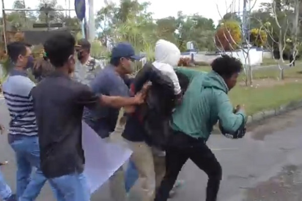 Demo Mahasiswa di Kantor Bupati Lombok Barat Ricuh, 5 Orang Ditahan