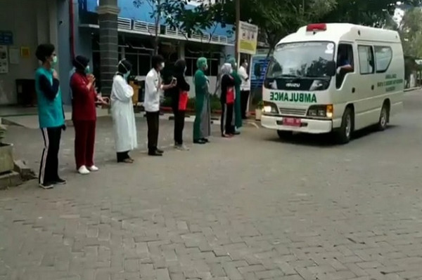 Haru, Dilepas Teman Sejawat Perawat Senior Terpapar COVID-19 Dimakamkan