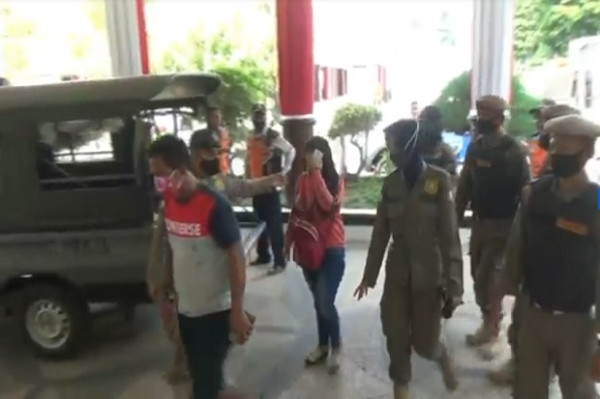 Asyik Ngamar di Kosan Pasangan Selingkuh Kepergok Satpol PP