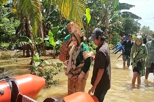 Rumah Terendam Banjir, Pengantin Wanita Dievakuasi Perahu Karet