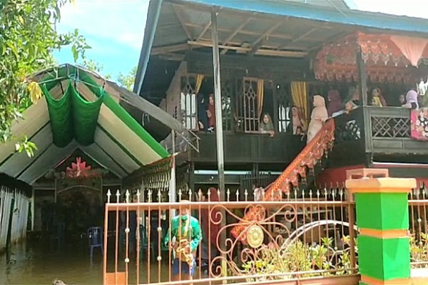 Rumah Terendam Banjir, Pengantin Wanita Dievakuasi Perahu Karet