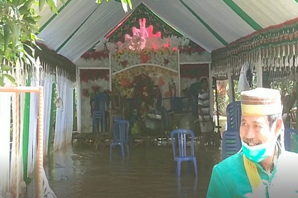 Rumah Terendam Banjir, Pengantin Wanita Dievakuasi Perahu Karet