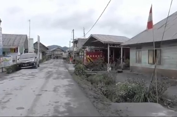 Sinabung Semburkan Awan Panas, Satu Kecamatan Diguyur Hujan Abu