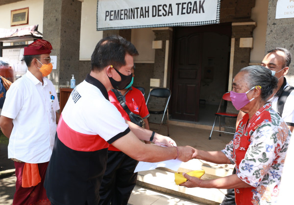 Bupati Suwirta Terus Pantau Pencairan Bantuan Langsung Tunai