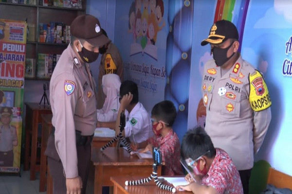 Susah Sinyal, Pelajar di Cilacap Belajar Daring di Mapolsek