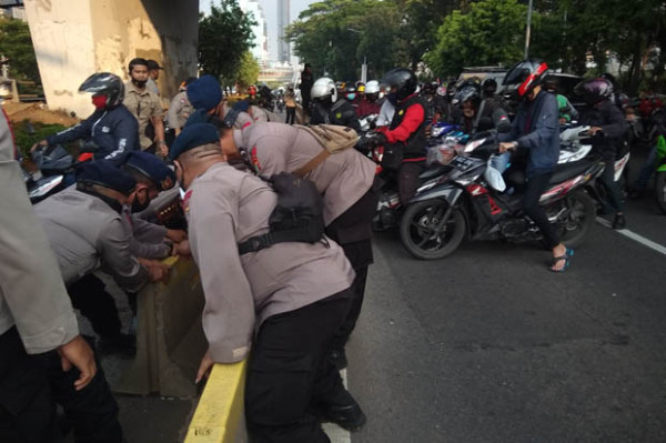 Demo di DPR, Jalan Gatot Subroto Macet