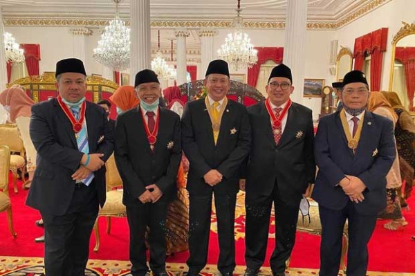 Gula-Gula untuk Sang Oposan