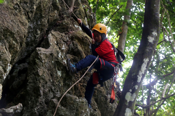 Putra-putri Bawean Kibarkan Bendera Raksasa di Tebing Karst Gunung Batu