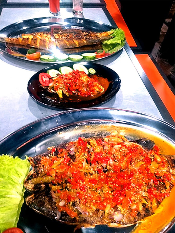 Merasakan Kesegaran Ikan Khas Pesisir di Tengah Kota Bandung