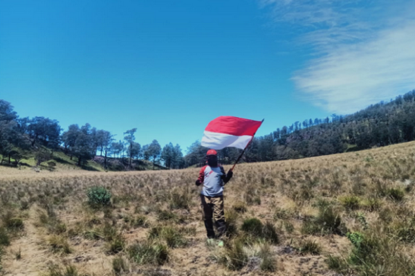 Hebat, Bocah SD Ini Rayakan Kemerdekaan RI di Puncak Gunung Lawu