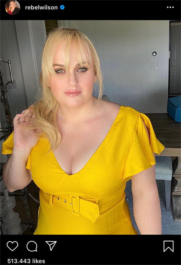 Rebel Wilson Pamer Tubuh Rampingnya yang Dibalut Gaun Kuning Cerah