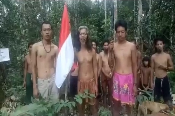 Unik, Suku Anak Dalam Gelar Upacara HUT RI ke-75 di Rimba Taman Nasional