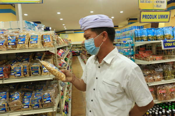 Bupati Suwirta Imbau Toko Swalayan Menjual Produk Lokal