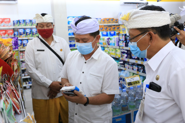 Bupati Suwirta Imbau Toko Swalayan Menjual Produk Lokal