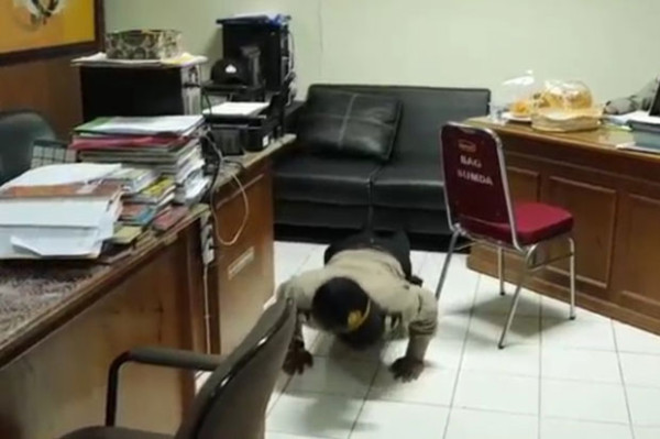 Sejumlah Anggota Polres Jakarta Timur Dihukum Push Up