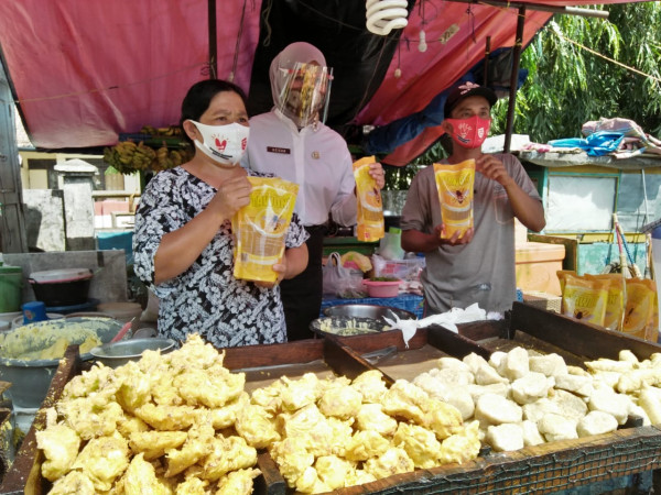 Pulihkan Ekonomi Usaha Kecil, Pemkab Muba Bagi-bagi Minyak Goreng dan Masker