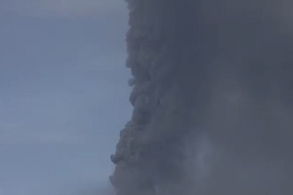 Sinabung Terus Erupsi, Muntahkan Abu Vulkanik Setinggi 1.000 Meter