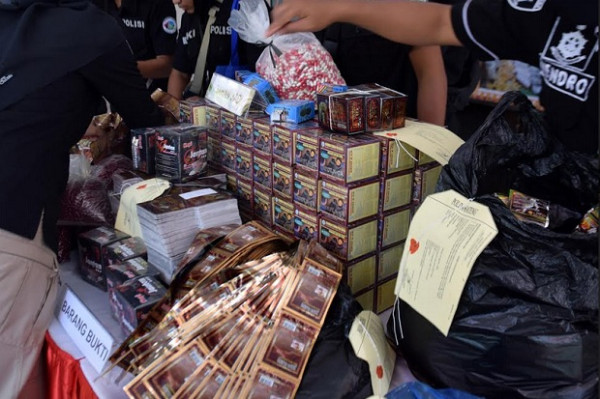Pabrik Jamu Kuat Ilegal Digerebek, Isi Jamunya Ternyata Tepung-Kopi dan Jahe
