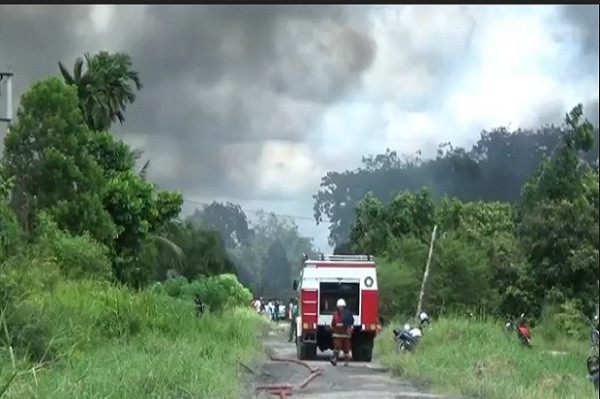 Pabrik Ban Bekas di Terbakar, Kepulan Asap Hitam Kagetkan Warga
